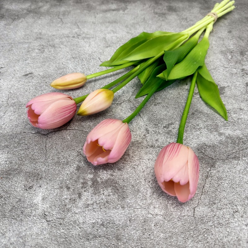 Flor de tulipán artificial sensación hidratante ramo de tulipán atado a mano vestido de Casa flor artificial tiro flor falsa al por mayor