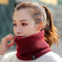 冬の首を囲む男女にベルベットをつけてマフラーを厚くして保温している首のカバーに乗ってマスクの毛糸をかぶせて首を編む