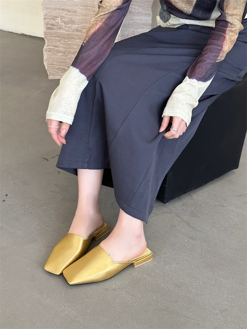Demi-pantoufles à fond plat Style Hyuna pour femmes, pantoufles de sortie d'été à bout carré, bouche peu profonde, à petits talons OL, nouvelle collection printemps 2024_voghion.com