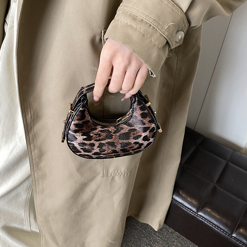 Tendencia nueva bolsa de mujer ocio 2024 personalidad coreana de invierno media luna brazaleta temperamento bolso de hombro