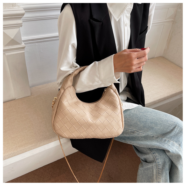 Simple Woven Casual New Shoulder Texture Messenger Bag28*17*11.5cm display picture 4