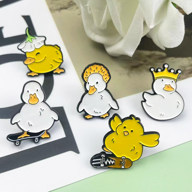 Broche de aleación de viento de ins creativo Insignia de ropa de pato de pollo de dibujos animados lindo para hombres y mujeres, decoración de bolsos, joyería de alfiler
