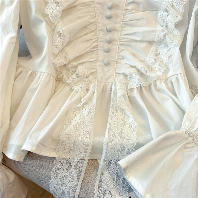 Vêtements pour femmes - Chemisier blanc à manches cloche et col en V à volants - Style romantique français - Haut tendance et jeune_voghion.com