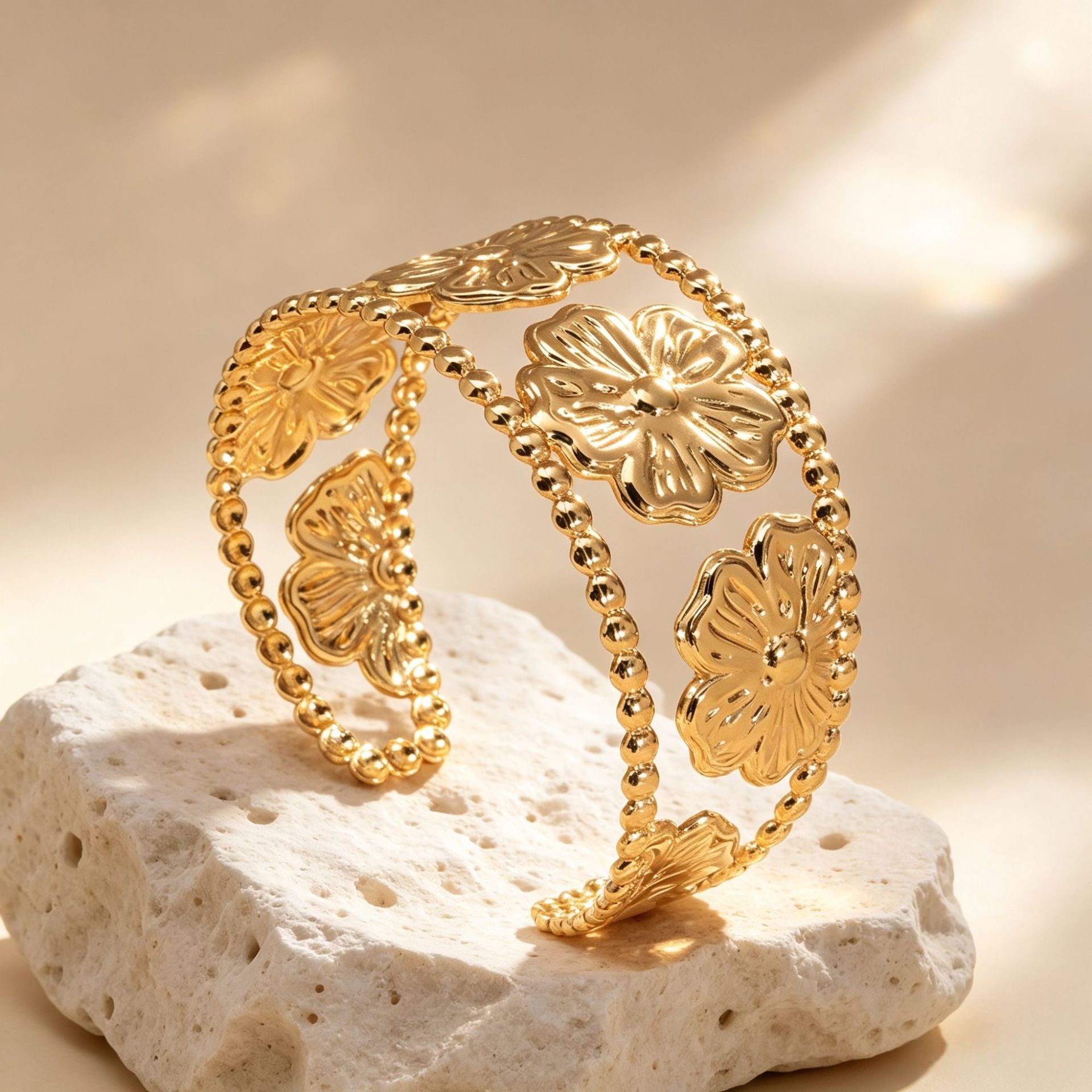 Brazalete de borde ancho de oro europeo y americano retro joyas de alta calidad flores huecas esmalte pulsera joyas de acero inoxidable galvanizado