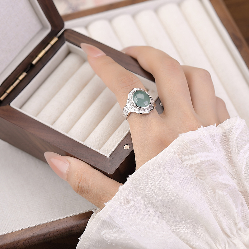 Nhẫn bạc S999 mặt trứng khắc hoa sen phong cách cổ điển — Một chiếc