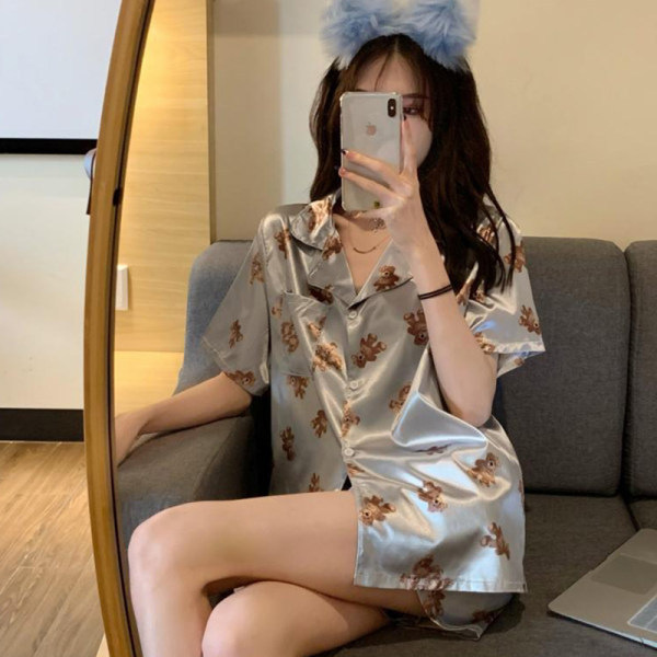 실버 회색 곰