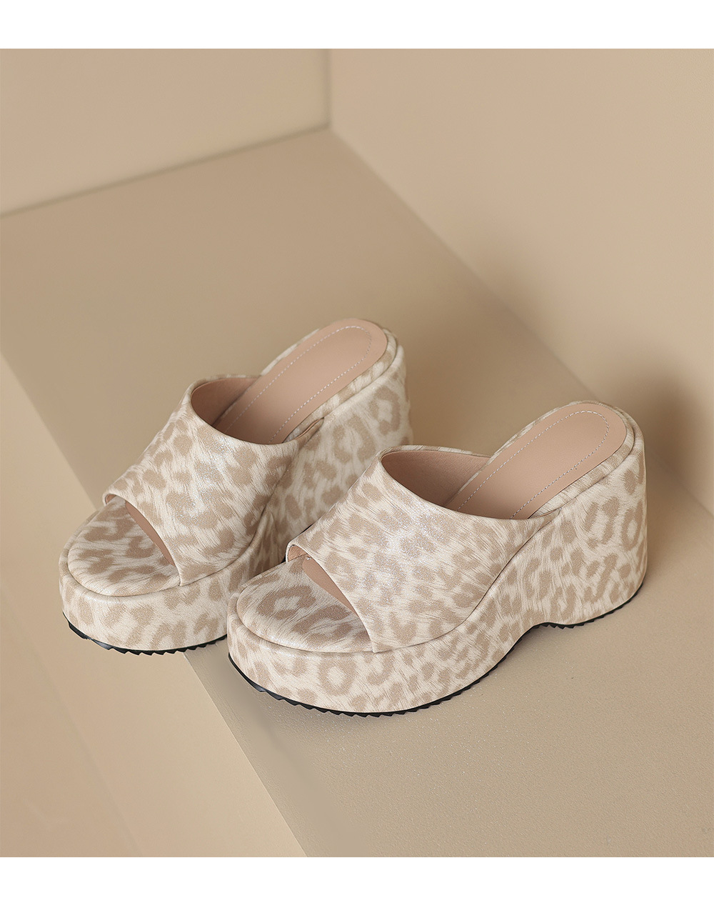 Sandal cao gót nữ quai ngang họa tiết da báo, gót vuông 9 cm, đế xuồng — Màu đen chi tiết 17