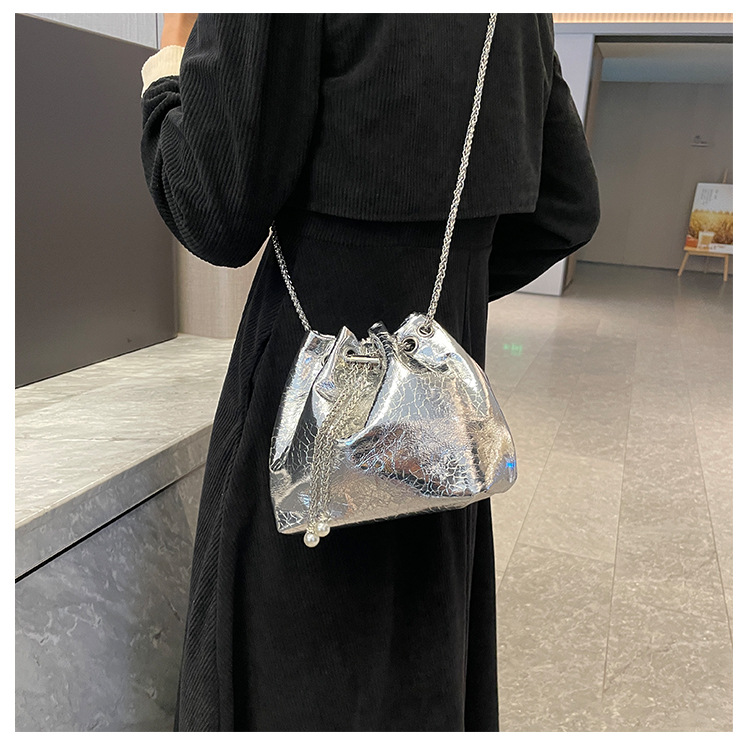 Femmes Petit Toutes Les Saisons Faux Cuir Couleur Unie Vêtement De Rue Seau Chaîne De Caractères Sac D'épaule Sac Seau Sac À Chaîne display picture 4