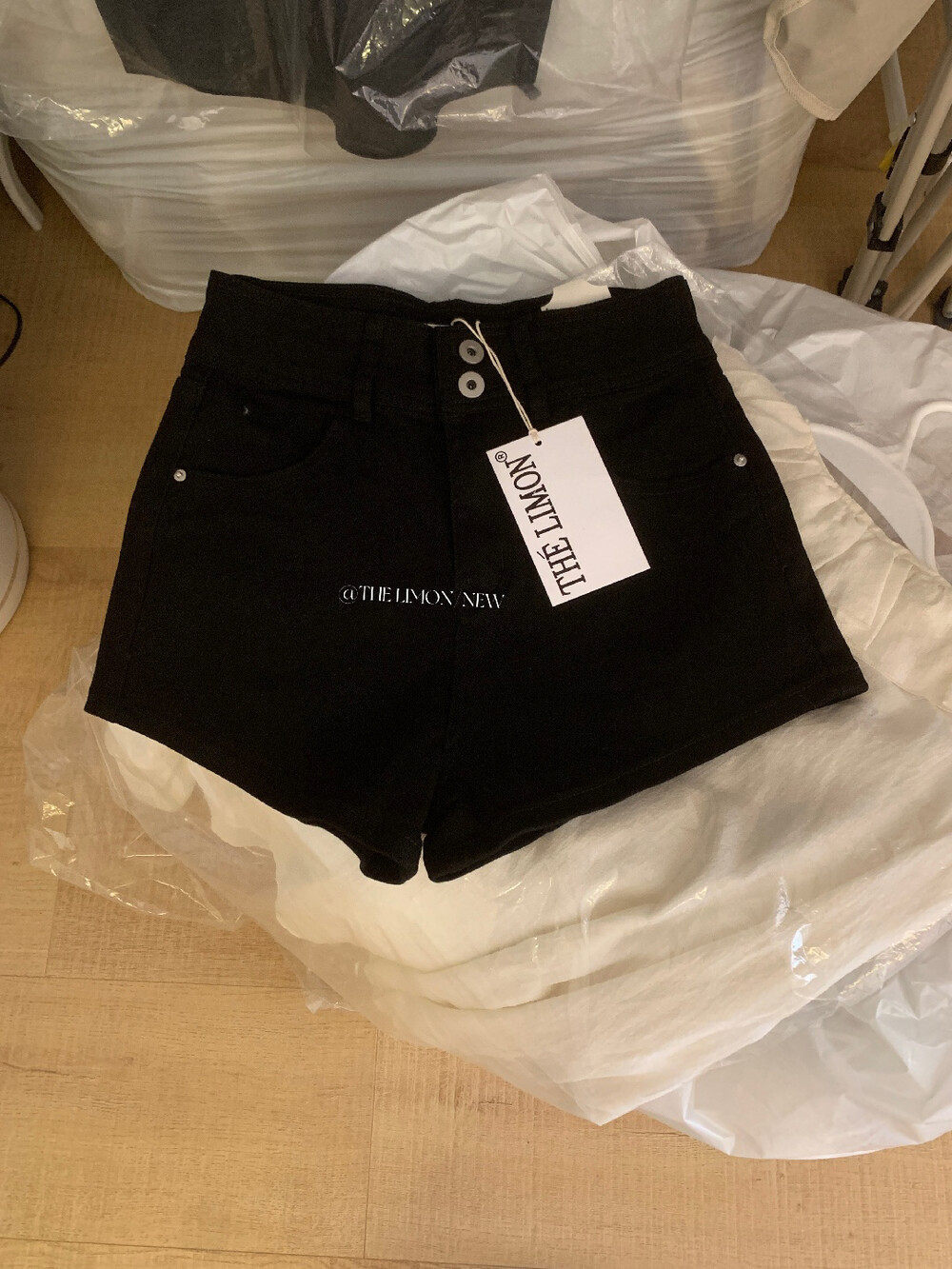 Quần short jean nữ lưng cao thiết kế hai khuy, dáng ôm gọn, phối màu cơ bản — màu đen, trắng ngà, màu kaki chi tiết 18