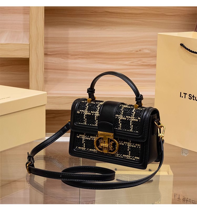Túi xách tay da cổ điển vuông nhỏ phong cách Chanel, quai xách tay và đeo chéo — Màu đen w chi tiết 9