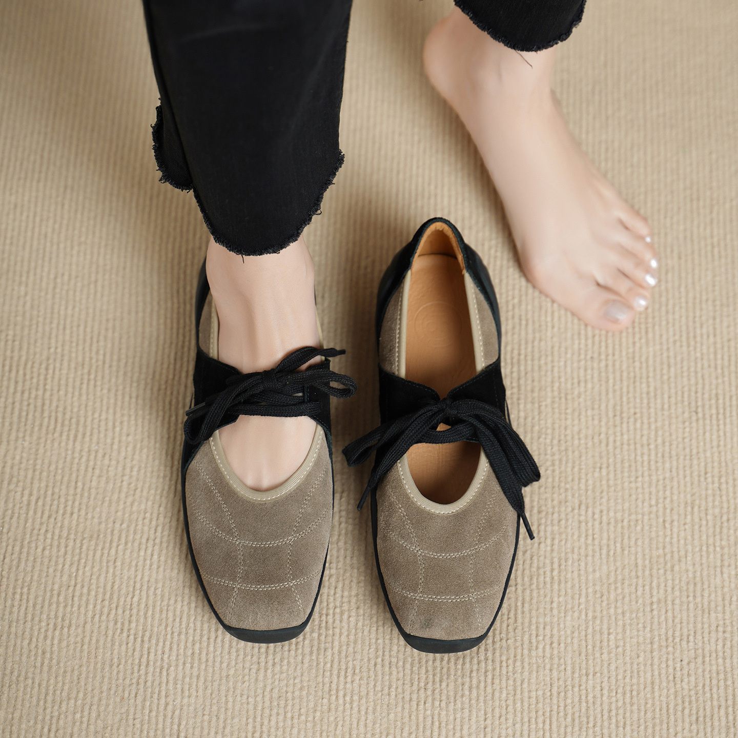 Giày sneaker nữ đế dày miệng thấp dây buộc phối màu da lộn — màu mơ