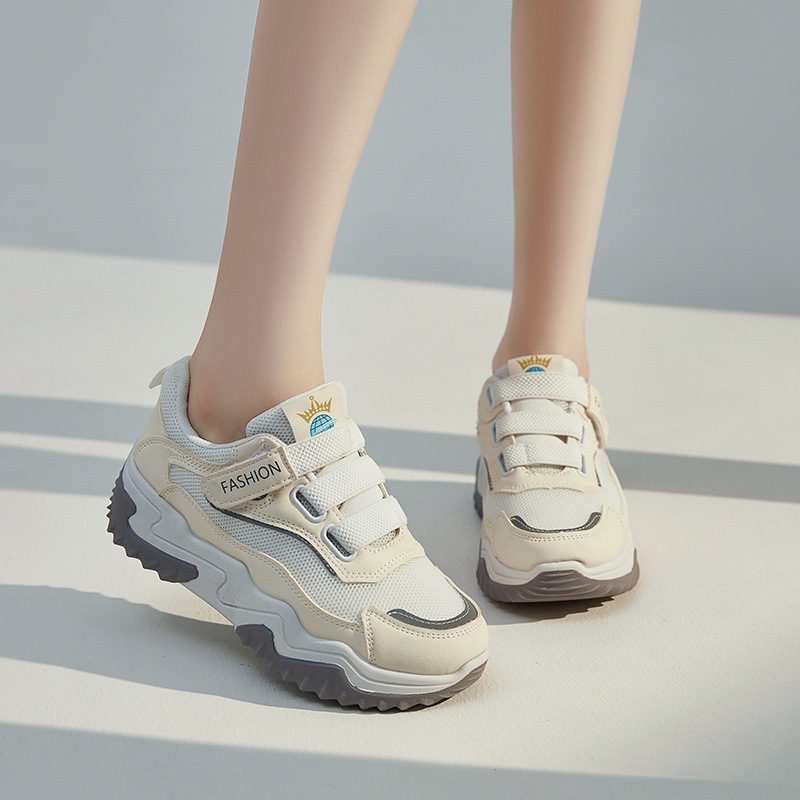 Zapatos blancos para mujeres con suela gruesa, primavera y verano de 2026 nuevos zapatos de cuero casuales deportivos ligeros con lazos para papá