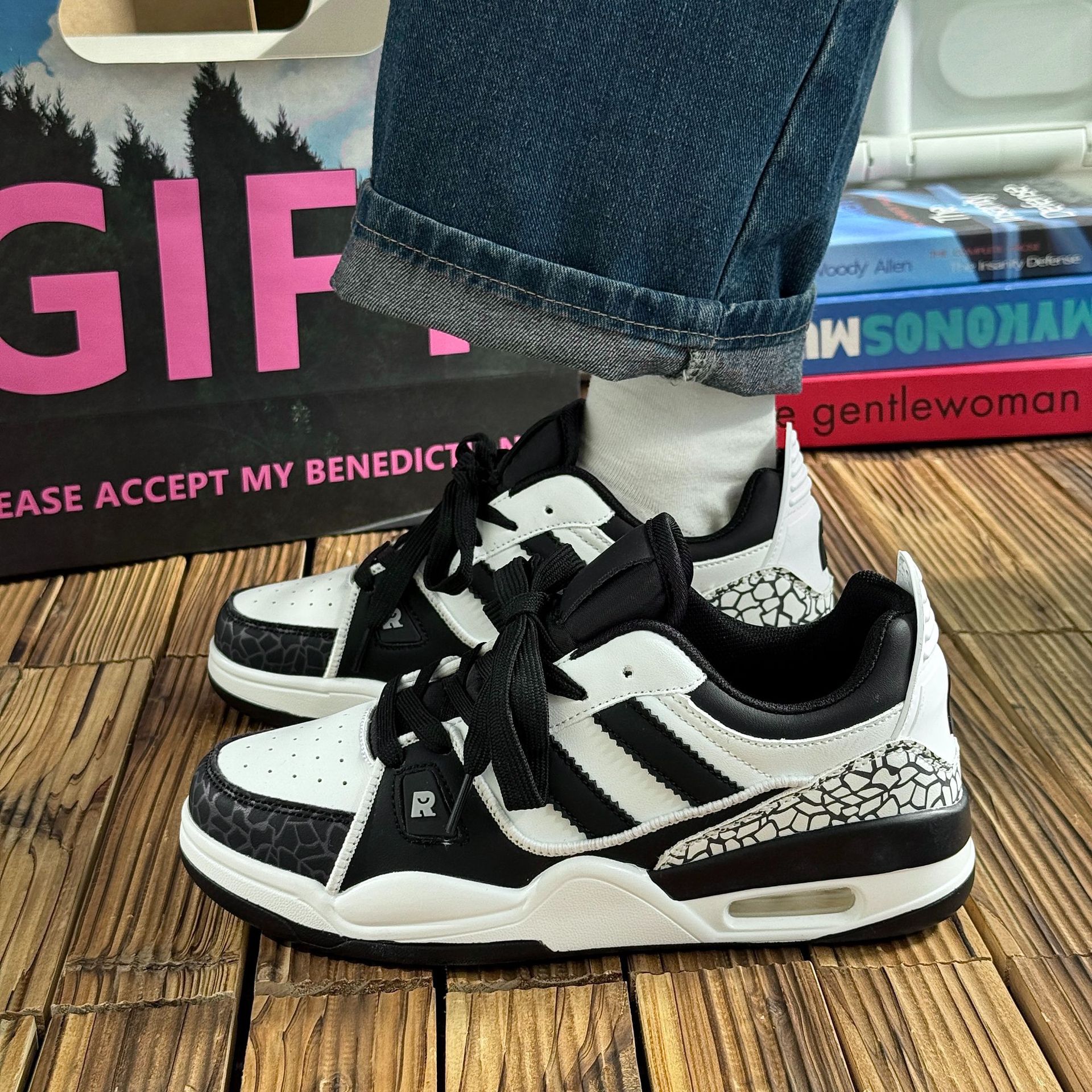 남자 신발 에어 쿠션 스포츠 보드 신발 남자 2025 폭발 학생 농구 유행 신발 두꺼운 단독 상승 커플의 흑백 레트로 신발