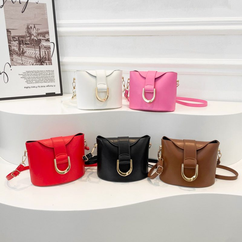 Bolsa de hombro de nicho, bolso de cinturón de cerradura retro, otoño y invierno de 2024, nuevo bolso de balde de tendencia de mujer.