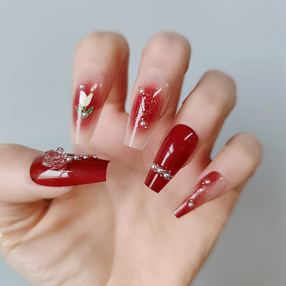 Atmósfera amor rojo, uñas de uñas de escalera larga, parche de uñas de diamantes de cielo estrellado, uñas de flores de venta caliente terminadas