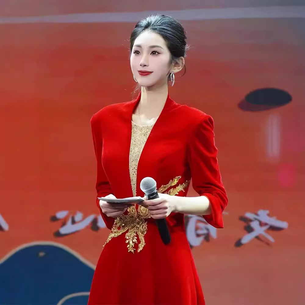 主持人晚礼服2025新款红色中国风高级感气质演出服女长款立体刺绣
