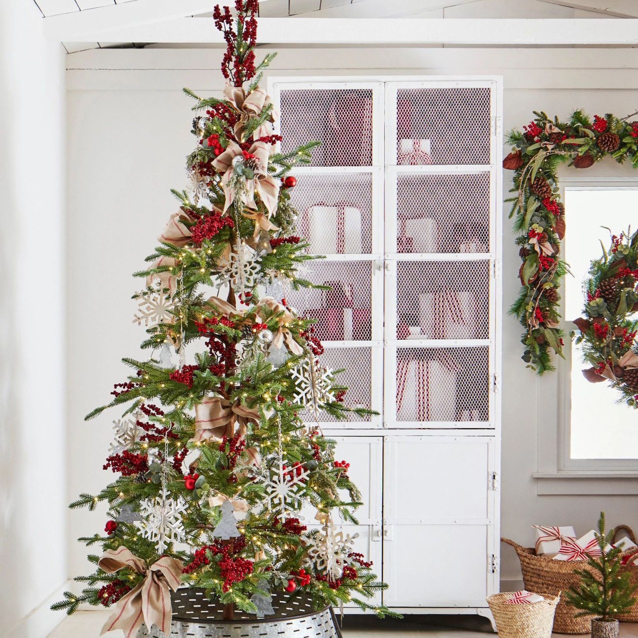 Árbol de Navidad verde de abeto hecho de material PE con luces blancas cálidas para decoración navideña del hogar y hoteles, abeto decorativo de Navidad.