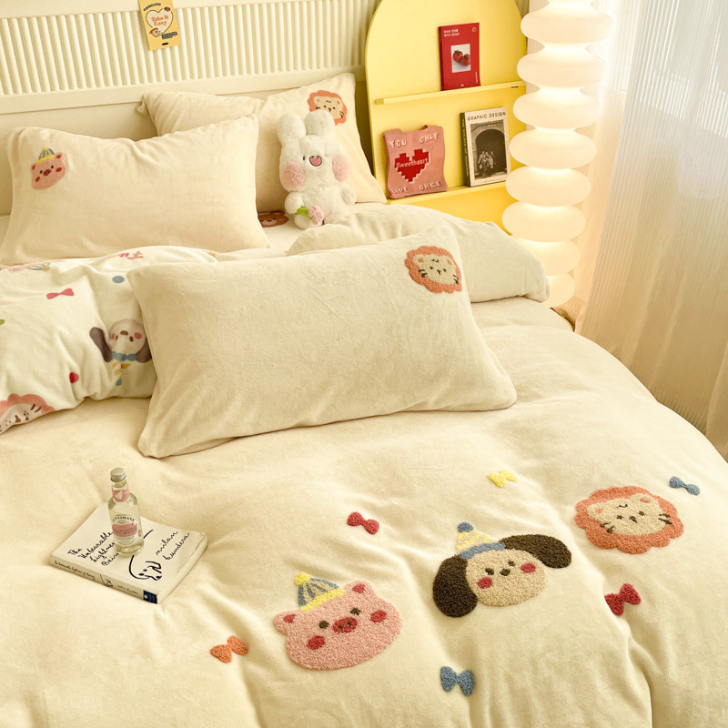 Invierno grueso terciopelo de leche traje de cuatro piezas lindo bordado de toalla de terciopelo de doble cara funda de edredón franela de dibujos animados sábana de tres piezas