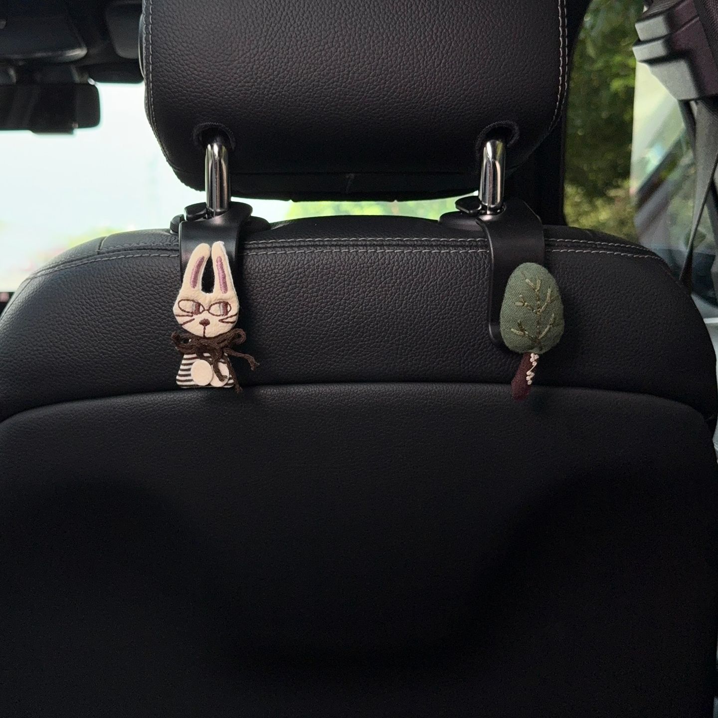 Car seat back hook, car storage fabric hook, artistic style, cute cartoon hook for car interior, suitable for the back seat