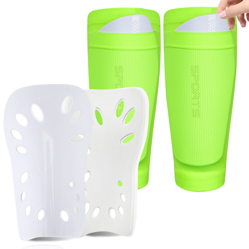 형광 녹색 양말 + 흰색 다리 보호대