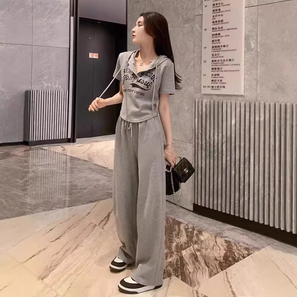 여성을 위한 스포츠 및 레저 인터넷 연예인 정장 여름 2025 새로운 스타일 살찌고 날씬해지며 나이를 줄여주는 스타일 반팔 와이드 팬츠 투피스 세트