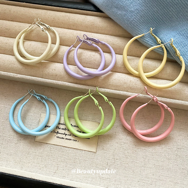 Pendientes de anillo redondo lisante de aguja de plata Pendientes de dopamina de temperamento de nicho femenino Pendientes femeninos Joyas de sentido avanzado de nicho