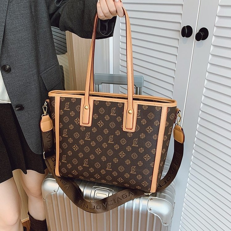 新款时尚女包休闲百搭水桶包印花斜挎包单肩包大容量托特包