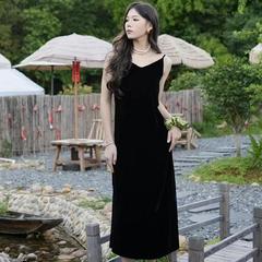 オフシーズンセール ベルベット素材のキャミワンピース 秋らしい上品な黒の細身ロングワンピース 24361