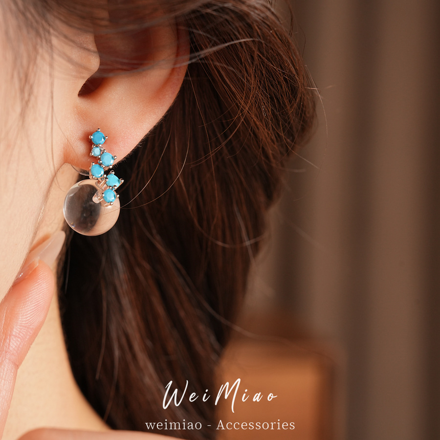 Aguja de plata azul zircón resina pernos redondos temperamento simple diario aretes versátiles ligero lujo alta sensación de orejas para mujeres