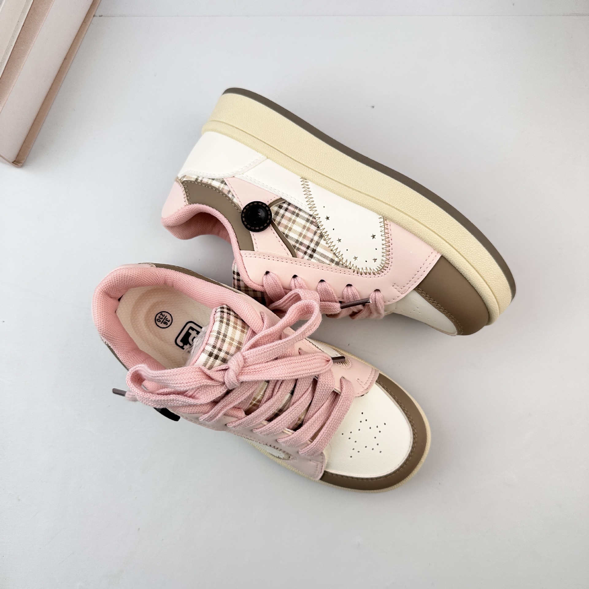 Yuanbo coreano zapatos de tablero de dopamina con suela gruesa zapatos blancos para mujeres 2025 nuevos zapatos de pan de nicho universal