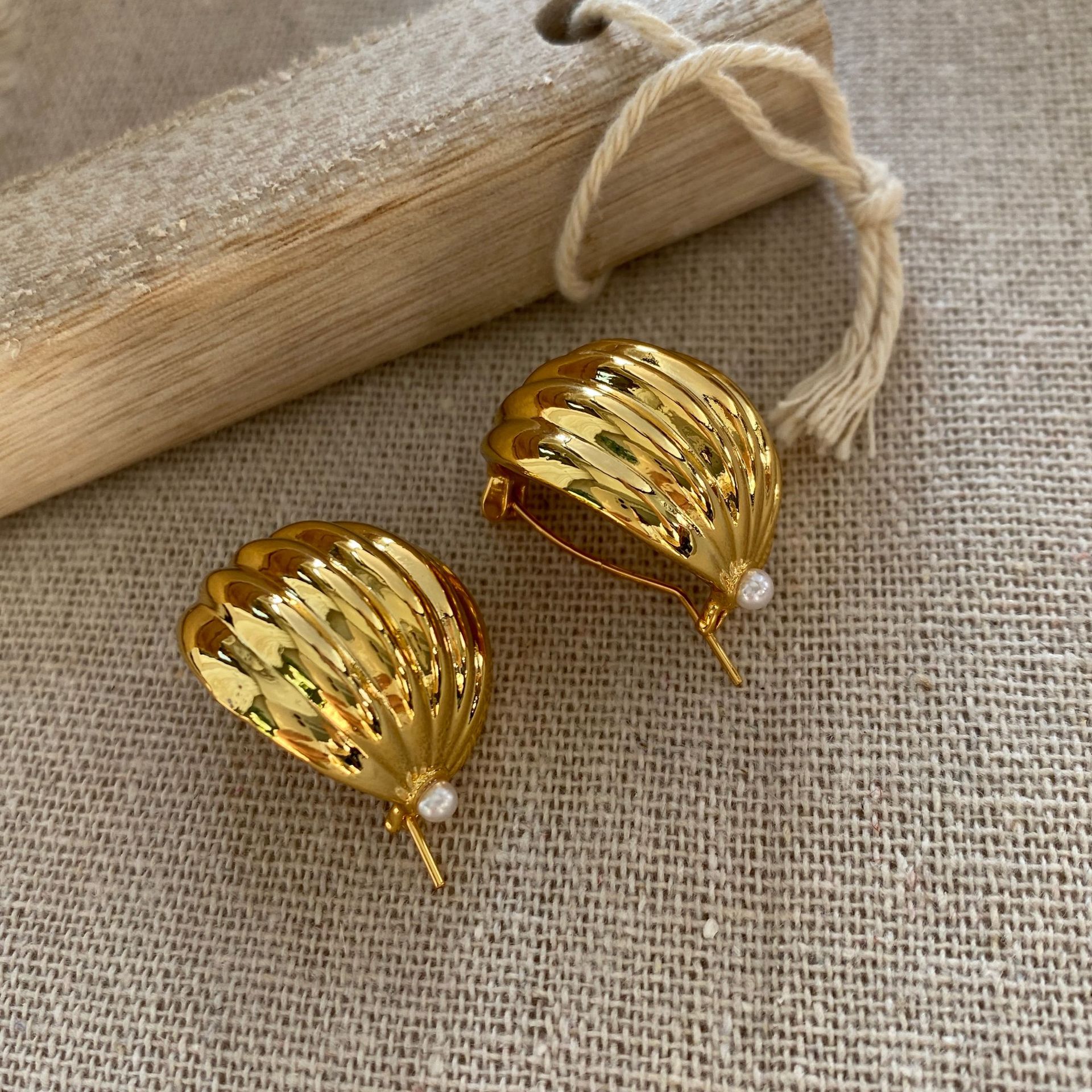 Temperamento francés ligero lujo nicho aretes simples y fríos aretes variados aretes de bronce ondulado chapado en oro aretes ondulados