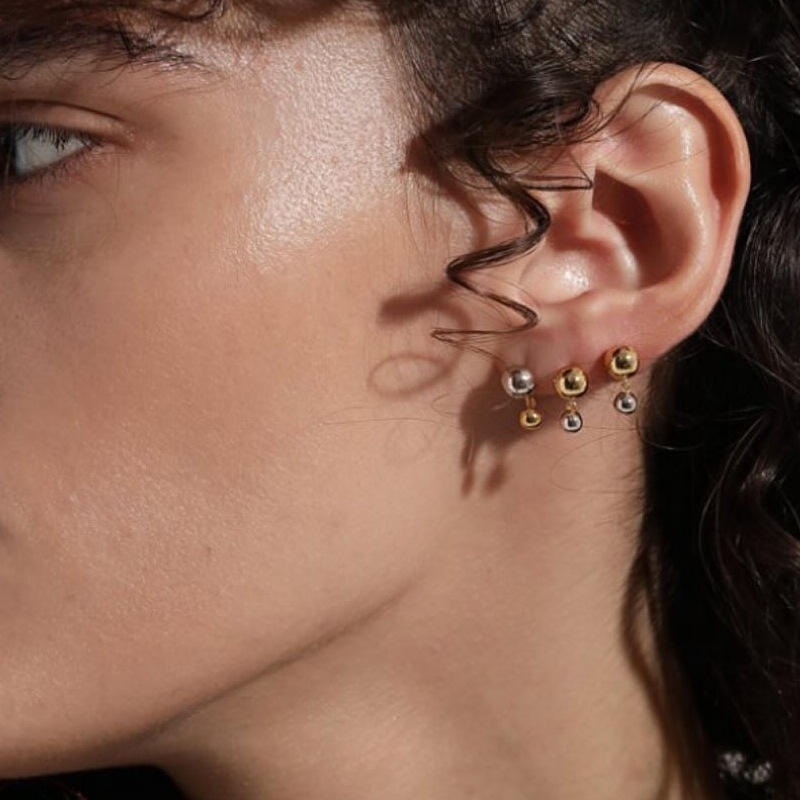 ヨーロッパとアメリカのクロスボーダーINSスタイルの小さくて絶妙な18Kゴールドステンレススチールゴールドとシルバーのカラーマッチングビーズイヤリングイヤリングジュエリー卸売