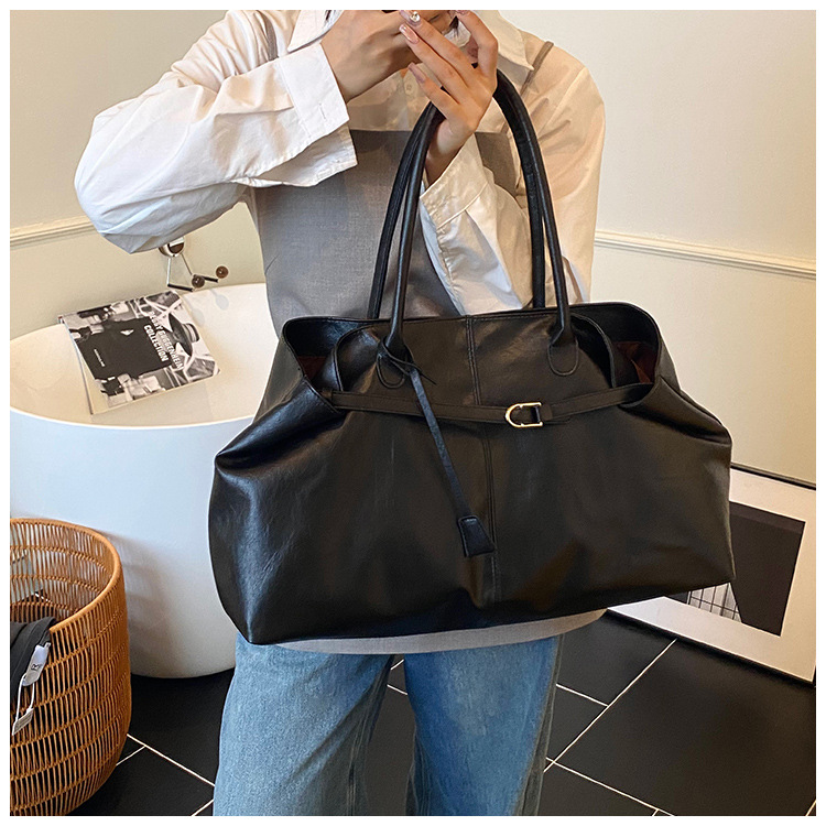 The laid-back style large-capacity underarm tote bag for women in 2025, with a lock, is fashionable and versatile. It's a trendy single-shoulder bag for commuting undefined
