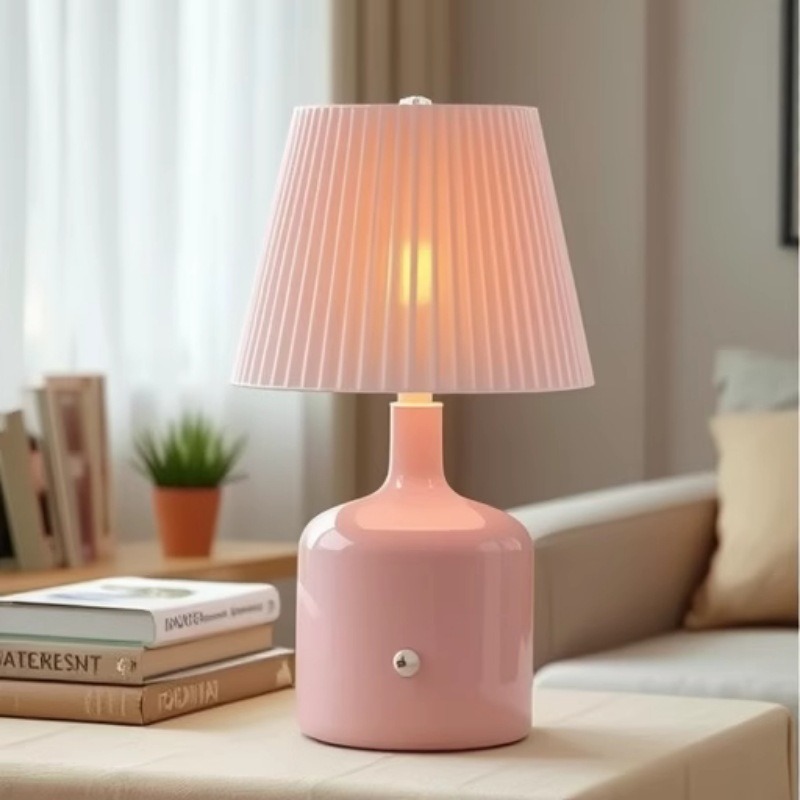 Luz de noche del dormitorio de la niña de color rojo en línea, lámpara de escritorio de cerámica moderna y simple nórdica, lámpara de decoración de la habitación del hotel
