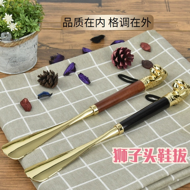 Ложка для обуви из металлического цинкового сплава с гальваническим покрытием под латунь, с ручкой из бука, инструмент для надевания обуви без необходимости сгибаться, с головой льва.