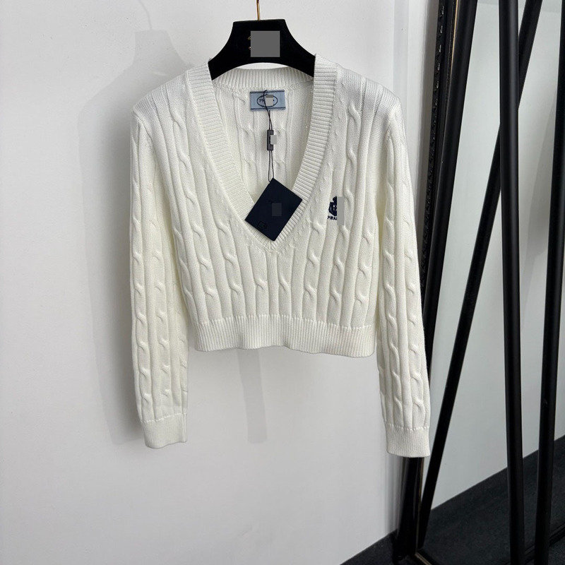 Nanyou high-end foreign trade style slim-fit elegant letter badge embroidered V-neck long-sleeve cable knit sweater Nanyou high-end foreign trade style slim-fit elegant letter badge embroidered V-neck long-sleeve cable knit sweater