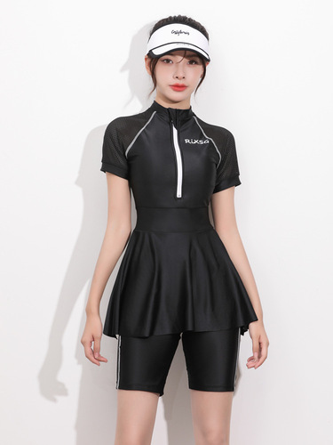 Quick-drying, conservative split skirt-style short-sleeve capri two-piece set—cover-the-belly, figure-flattering swimsuit for women's sports and hot springs.