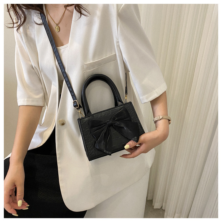 Elegant Solid Color Bowknot Square Zipper Handbag display picture 2