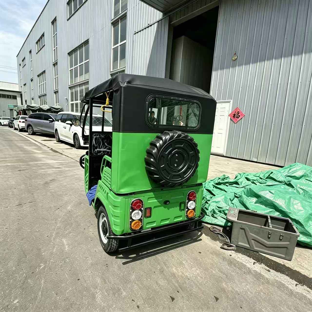 Cross-Border Best-Selling Fuel-Powered Passenger Tricycle, Enclosed Tuk-Tuk, High-Cost-Performance Vehicle for Passenger Transport in the African Market