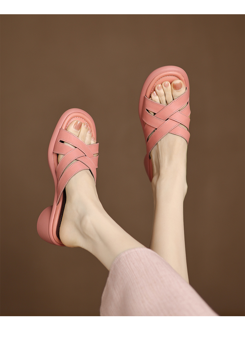 Sandal cao gót nữ mũi tròn hở ngón, da bò gót vuông 9 cm — đen chi tiết 1