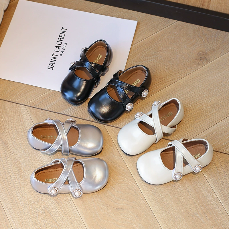 Одиночная обувь для девочек 2024 осень новая девушка мода дикий жемчуг маленькие кожаные туфли