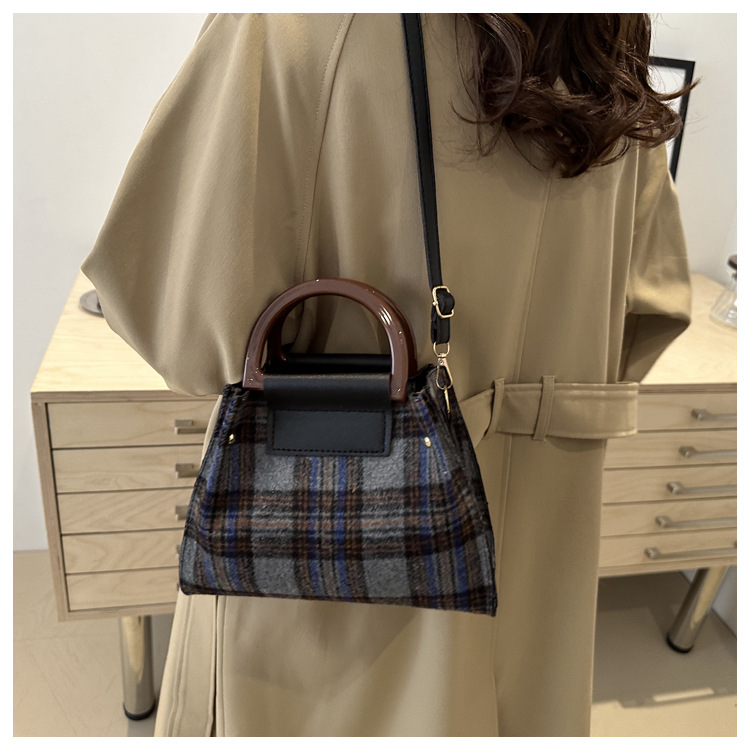 This is a trendy and stylish single-shoulder underarm bag with a contrasting color for the autumn of 2024. It features a unique design and is retro and individualistic undefined