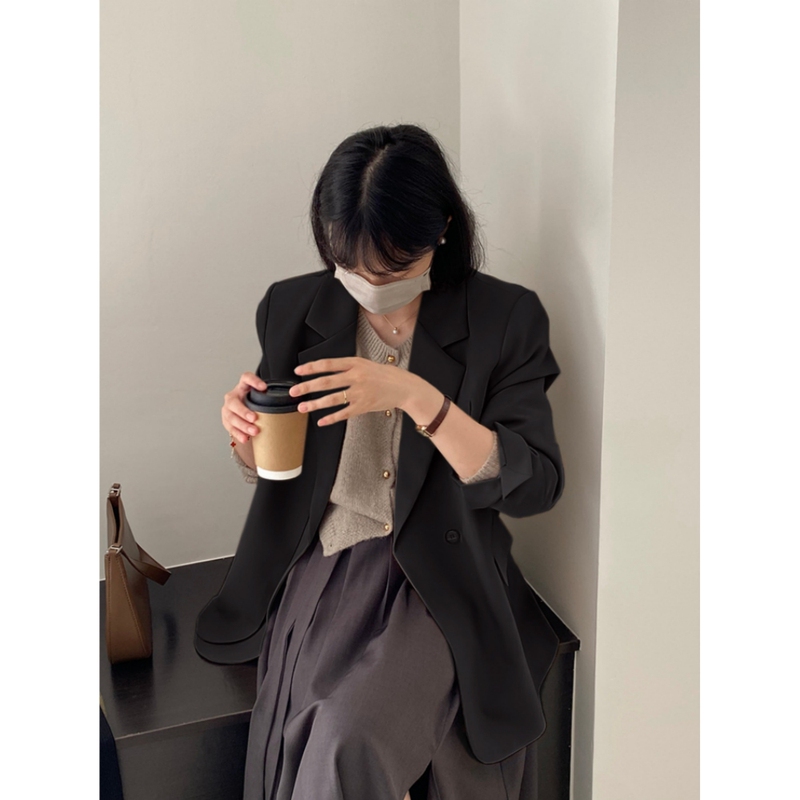高級感のある灰色の小さいスーツのコートの女性の韓国版の2つの前立てのデザイン感の小さい人の小さい子供のカジュアルな気質の上着|undefined