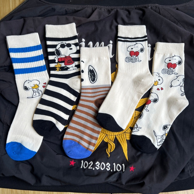 Snoopy cartoon mid-calf socks, combed cotton striped cute puppy socks, unisex versatile casual sports socks