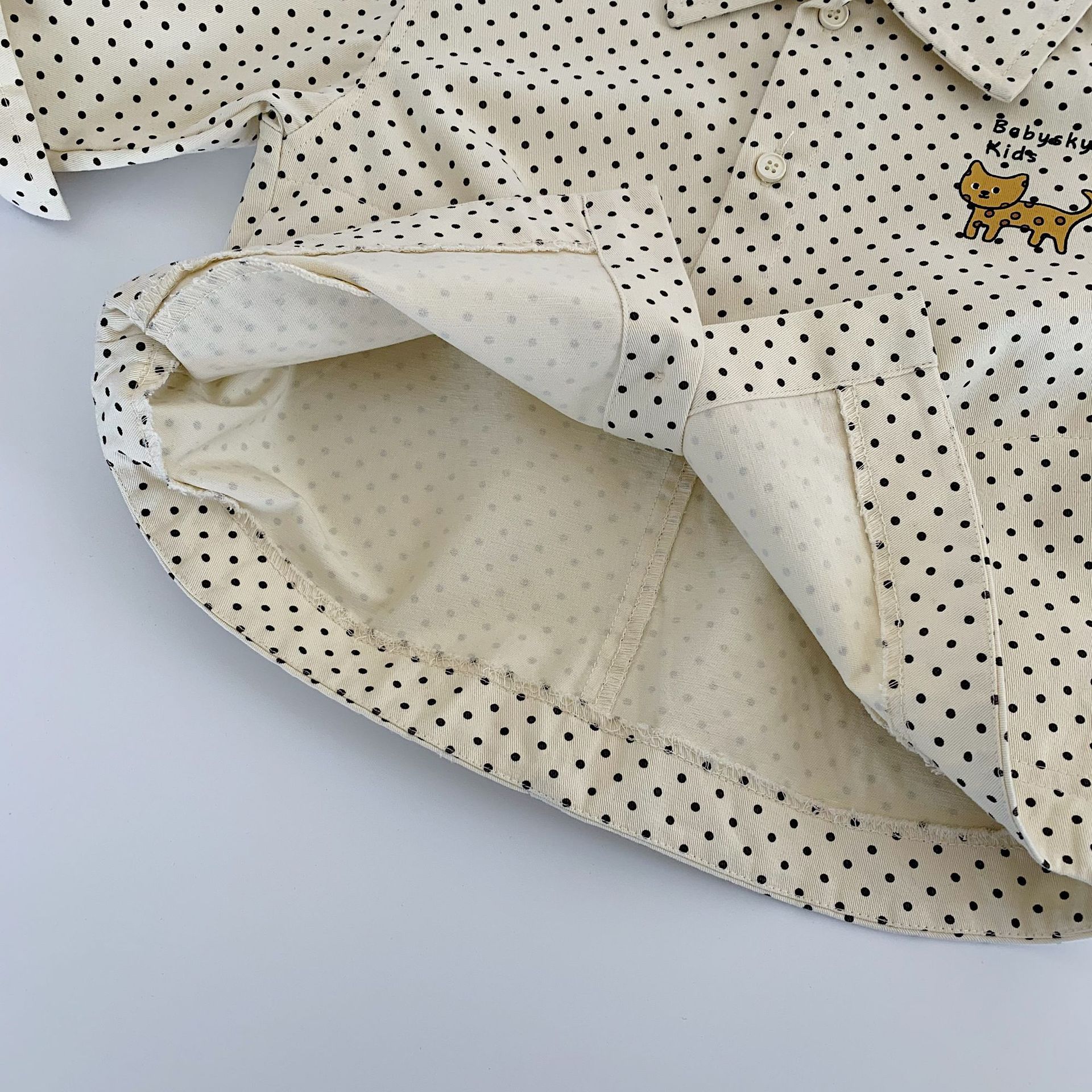 Camisa para niños Maibao 2025 primavera para niños pequeños y medianos top de solapa de lunares primavera y otoño nuevo estilo chaqueta de camisa para niños y niñas