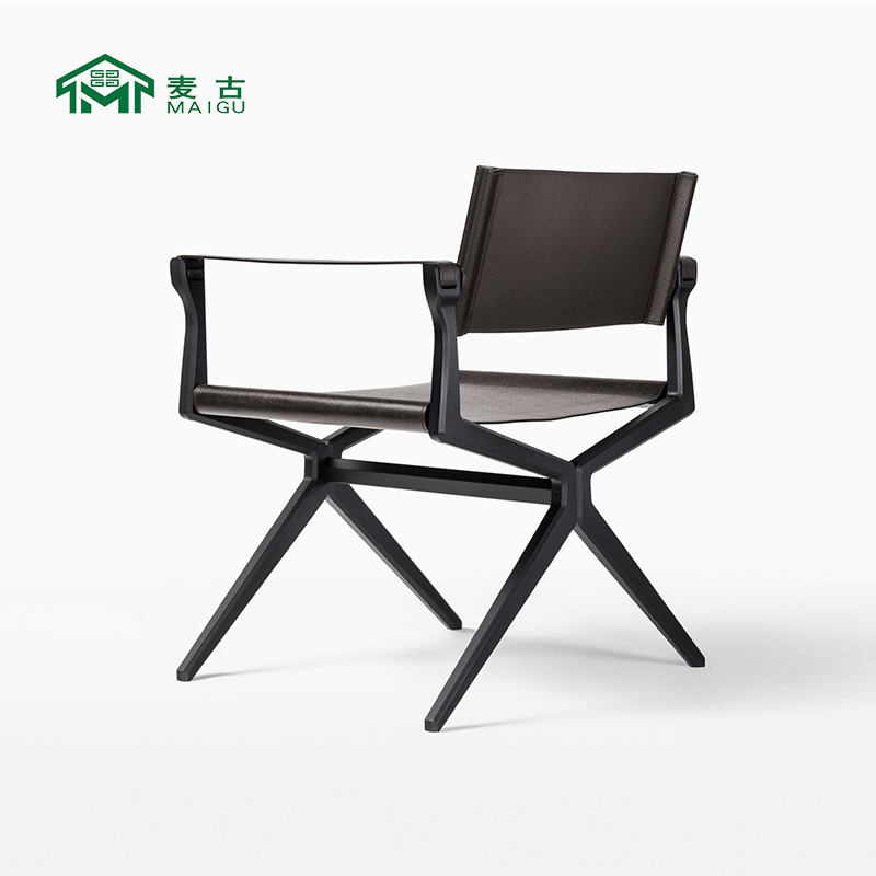 Седельная кожа темно-коричневого цвета.