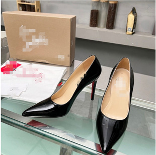 �羳�W������߸�Ь�ļ��Tᔕr��һ��ˮ荺�ɫ��Ь�Tᔸ߸�Ьҹ��