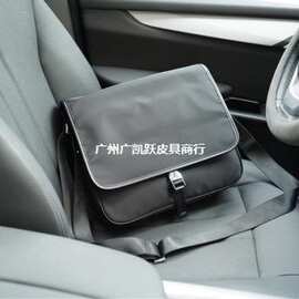 P拉达休闲时尚防水超轻尼龙布单肩斜跨翻盖邮差包电脑包图片实拍
