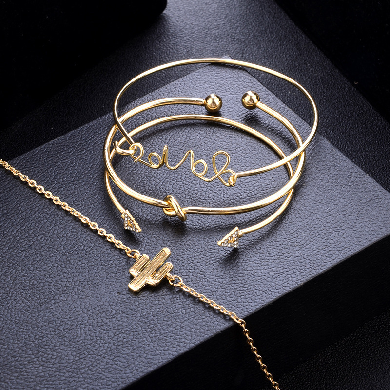 Armbandset i roséguld med kaktus och kärleksbrevsberlocker_voghion.com