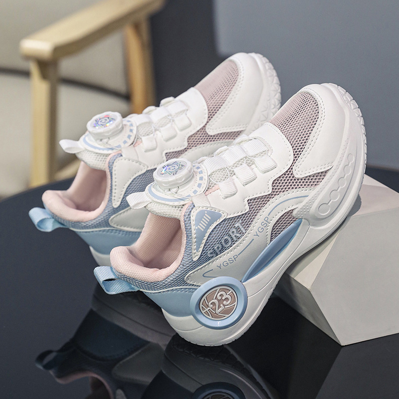 Calzado deportivo para niñas 2025 verano nuevo estilo zapatos de baloncesto transpirables de malla para niños zapatos para correr con botones giratorios para niños grandes